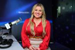 kelly-clarkson-accidentally-makes-dirty-meat-joke-with-henry-golding-walks-off-stage