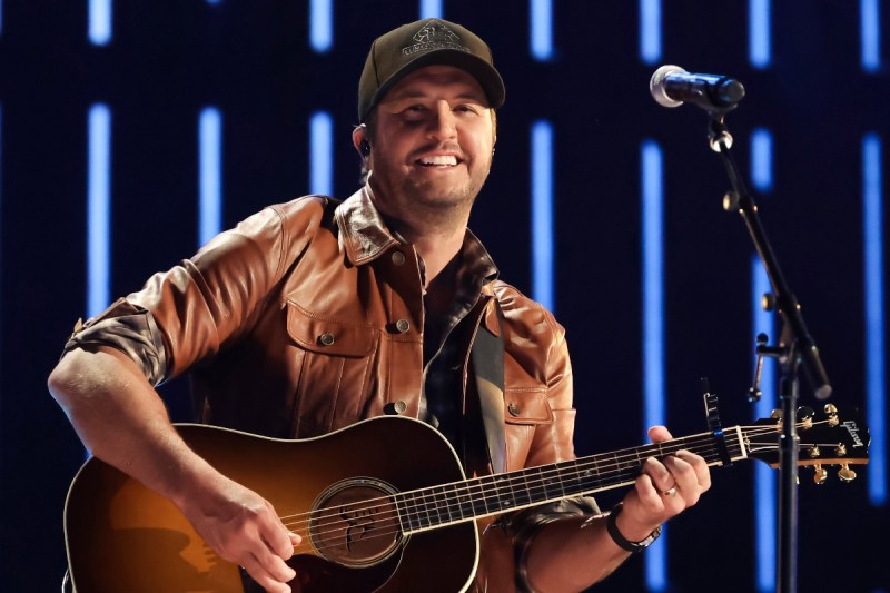 luke-bryan-slips-and-falls-during-onstage-performance-laughs-it-off-in-hilarious-video