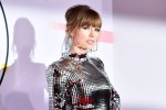 mysterious-taylor-swift-mural-appears-in-chicago-featuring-error-321-sparks-fan-frenzy
