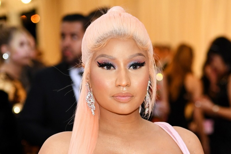nicki-minaj-throws-object-at-fans-after-nearly-getting-hit-by-item-onstage