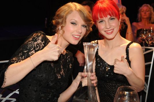 paramores-hayley-williams-gushes-over-funny-as-s-t-taylor-swift-so-ready-to-be-tour-mates