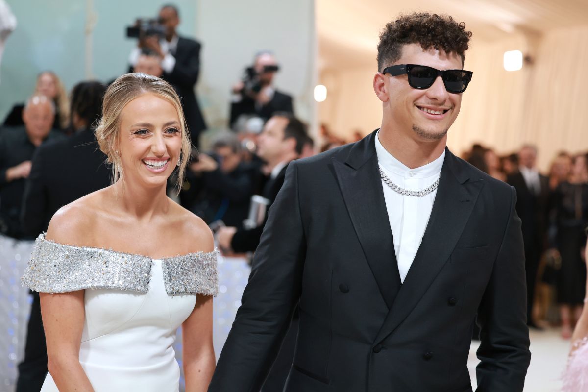 patrick-mahomes-blocks-daughter-from-staring-directly-at-eclipse-in-adorable-photos