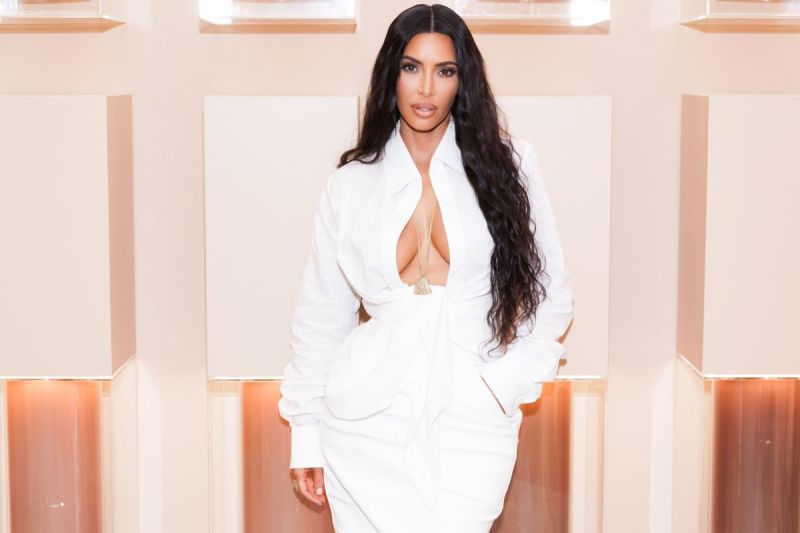 taylor-swift-fans-identify-bronze-spray-tanned-statue-from-kim-kardashian-diss-track