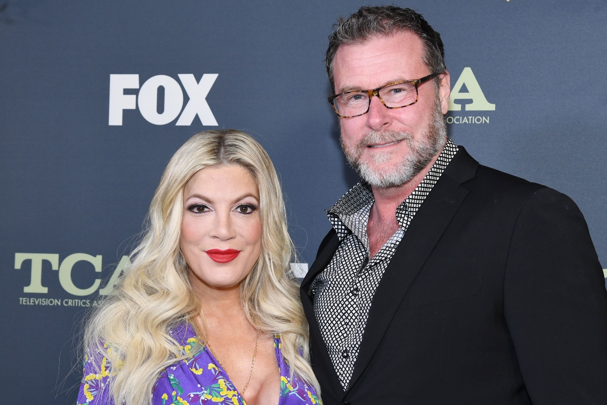 tori-spelling-calls-husband-dean-mcdermott-mid-podcast-to-say-she-filed-for-divorce