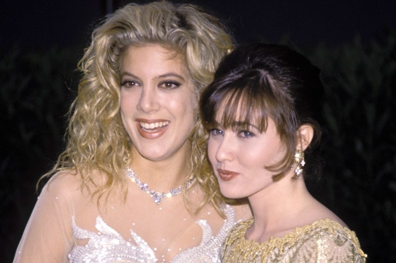 tori-spelling-says-shannen-doherty-wore-the-blood-stained-dress-she-lost-her-virginity-in-for-famous-90210-photoshoot