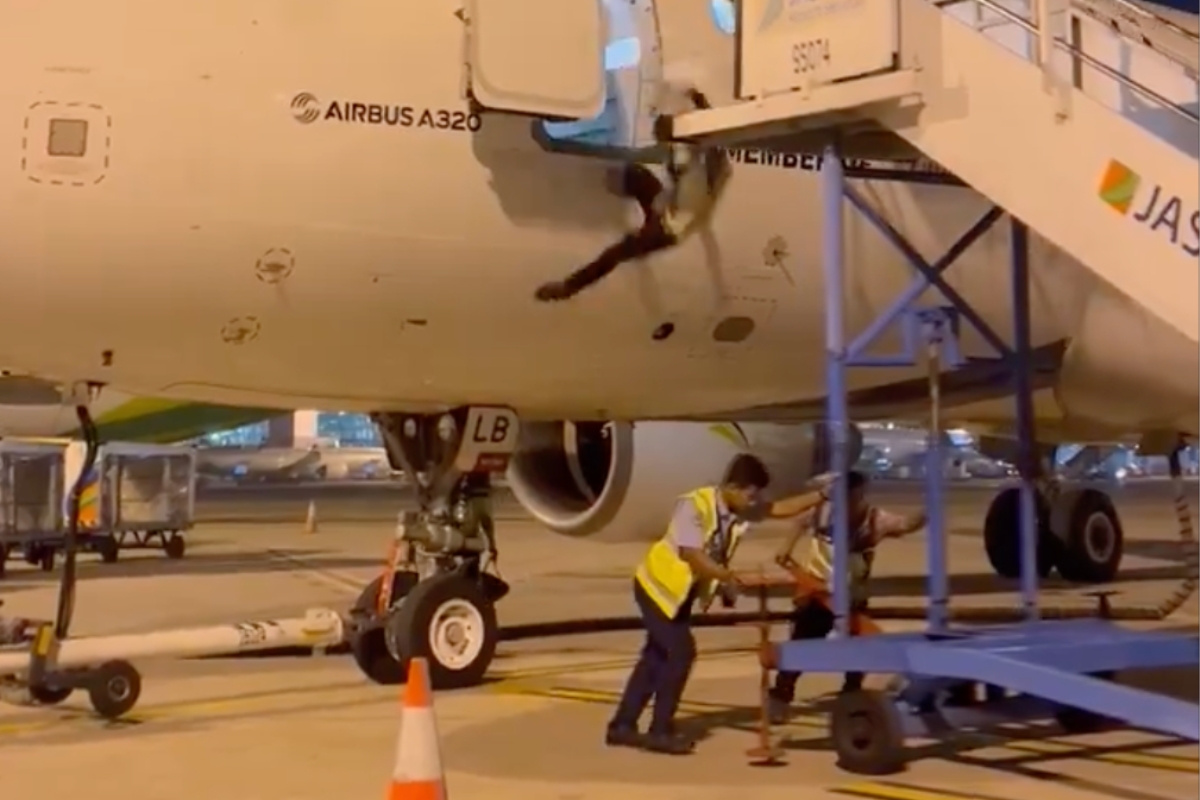 airline-staffer-falls-from-plane-door-after-crew-members-pull-stairs-away-too-early-in-shocking-video