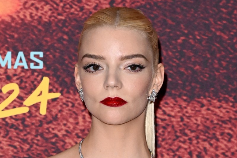 anya-taylor-joy-flaunts-figure-in-lace-up-leather-corset-dress-that-leaves-her-backside-exposed