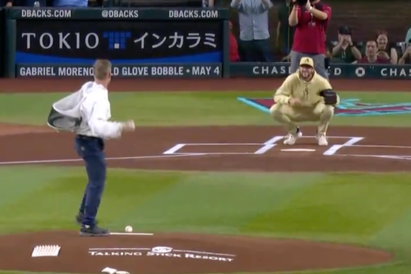 'Bee Guy' Wins Over MLB Crowd With Hive Removal, Throws Out First Pitch(00)