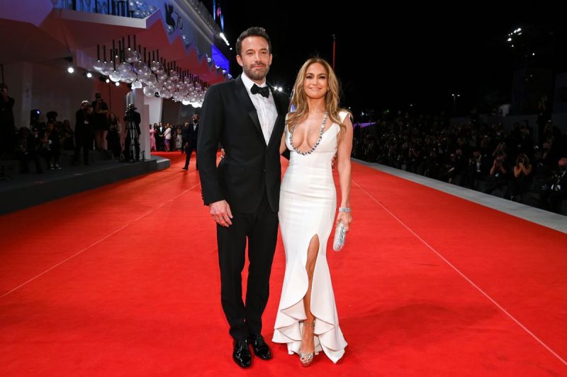 ben-affleck-hides-ring-finger-from-cameras-in-sweatshirt-amid-jennifer-lopez-divorce-rumors