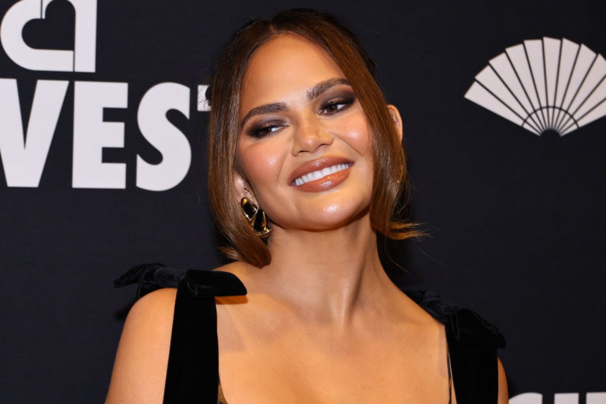 chrissy-teigen-celebrates-daughter-estis-first-day-at-preschool-with-adorable-photo