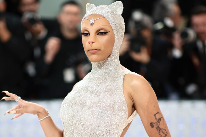 doja-cat-suffers-wardrobe-malfunction-while-diamond-shopping-wearing-nothing-but-bed-sheet