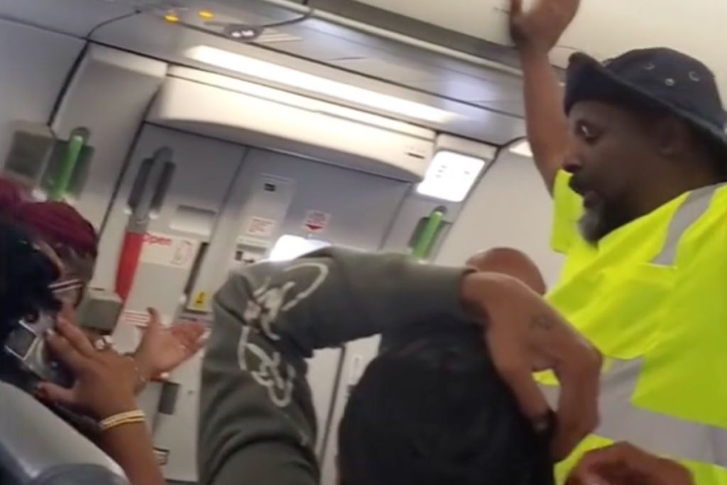 frontier-airlines-passenger-forces-entire-flight-to-deboard-after-refusing-to-comply-with-exit-row-instructions