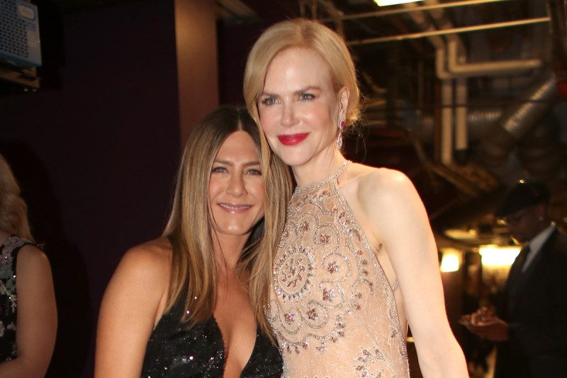 jennifer-aniston-says-nicole-kidman-helped-her-through-a-lot-of-hard-things-on-just-go-with-it-set