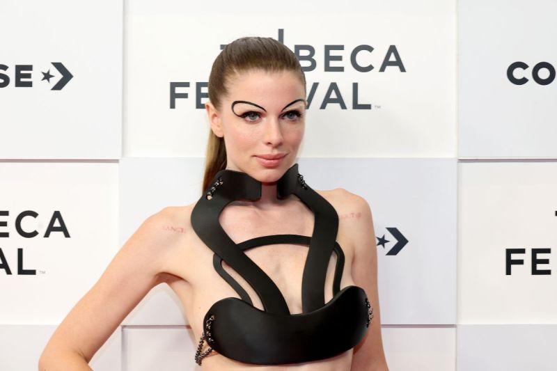 julia-fox-says-shes-been-celibate-for-2-years-never-been-better