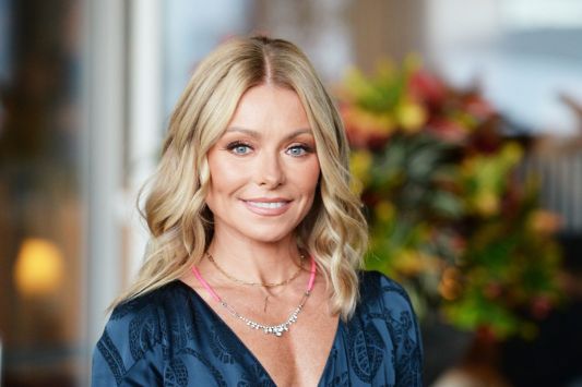 kelly-ripa-scolded-loud-celebrity-for-gossiping-about-other-stars-on-an-airplane