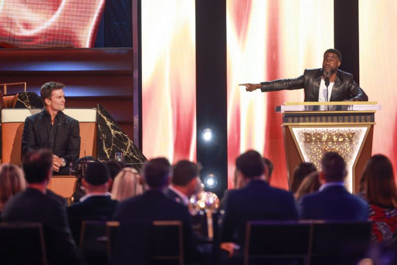 kevin-hart-makes-wild-gisele-bundchen-joke-during-tom-bradys-netflix-roast-special