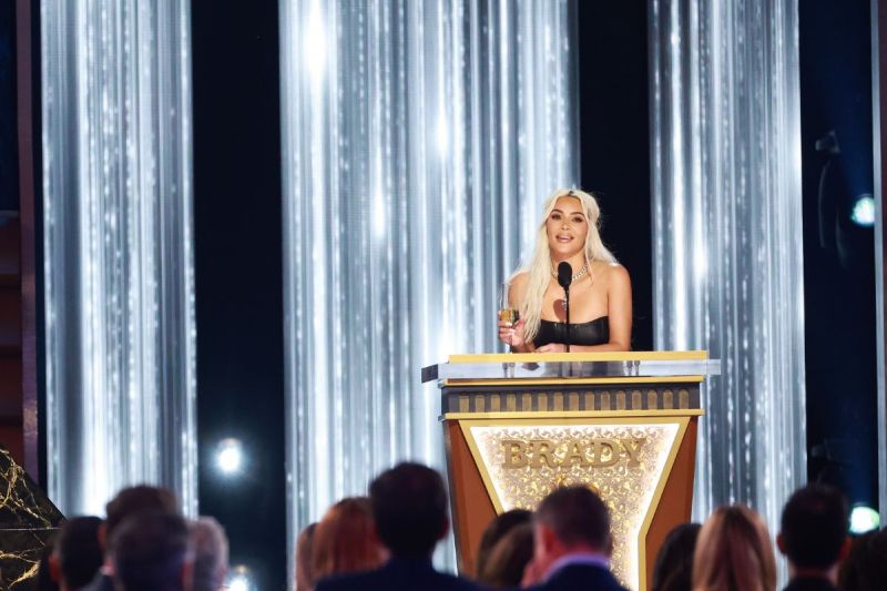 kim-kardashian-appears-annoyed-after-tom-bradys-savage-kanye-west-joke-at-netflix-roast