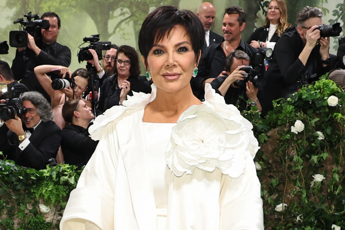 kris-jenner-reveals-she-has-a-tumor-in-new-kardashians-trailer