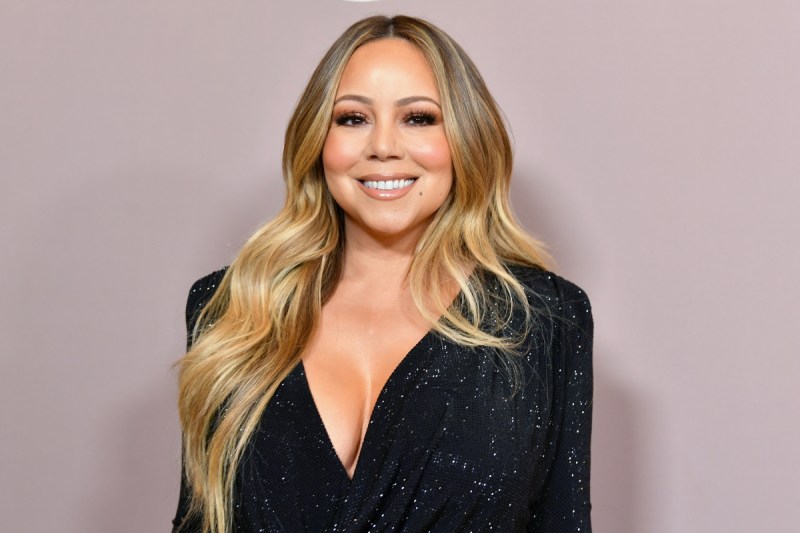 mariah-carey-asks-assistant-to-brush-her-hair-post-rollercoaster-ride-in-hilarious-photos
