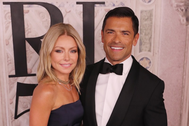 mark-consuelos-tells-wife-kelly-ripa-awkward-story-about-kissing-another-woman