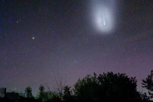 mysterious-ufo-sighting-goes-viral-as-stargazers-worldwide-spot-eerie-haze-in-clear-skies