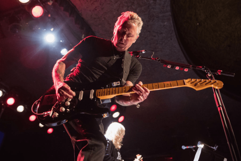 pearl-jam-guitarist-falls-off-stage-mid-solo-doesnt-miss-a-note-in-wild-video