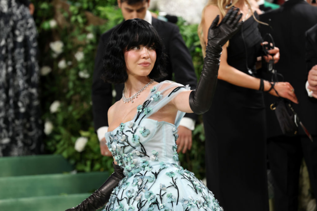 sydney-sweeney-sheds-iconic-blonde-locks-debuts-shocking-new-hairstyle-at-2024-met-gala