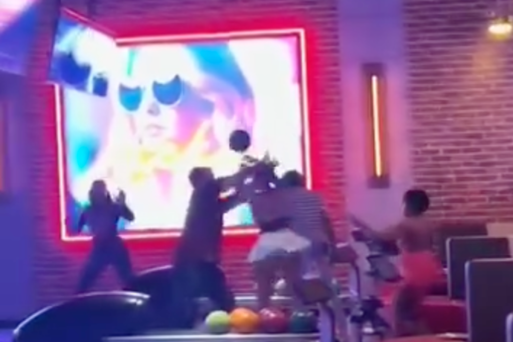woman-throws-bowling-ball-at-ladys-head-in-brutal-bowling-alley-brawl-video