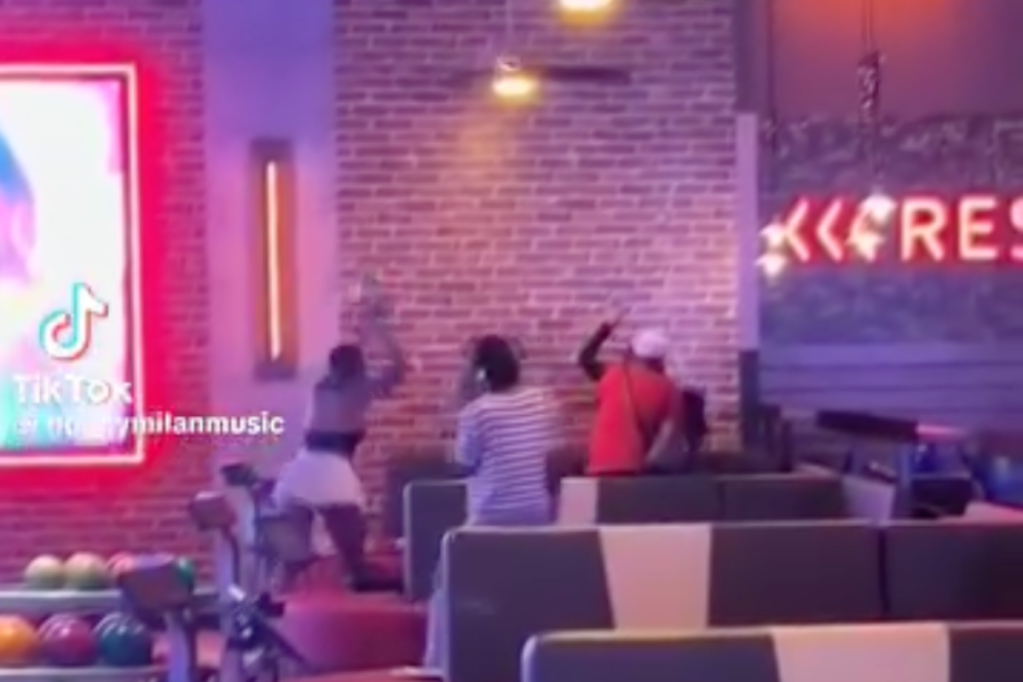 woman-throws-bowling-ball-at-ladys-head-in-brutal-bowling-alley-brawl-video