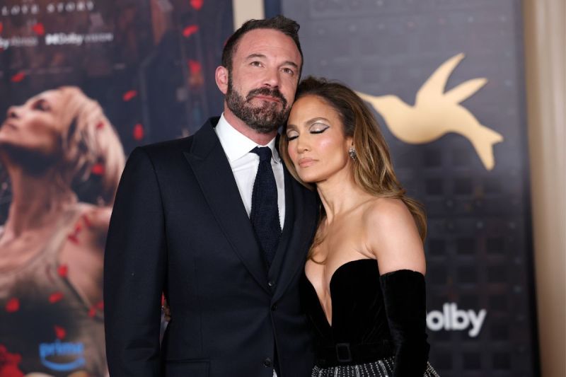 ben-affleck-intentionally-flashes-wedding-ring-amid-jennifer-lopez-divorce-rumors