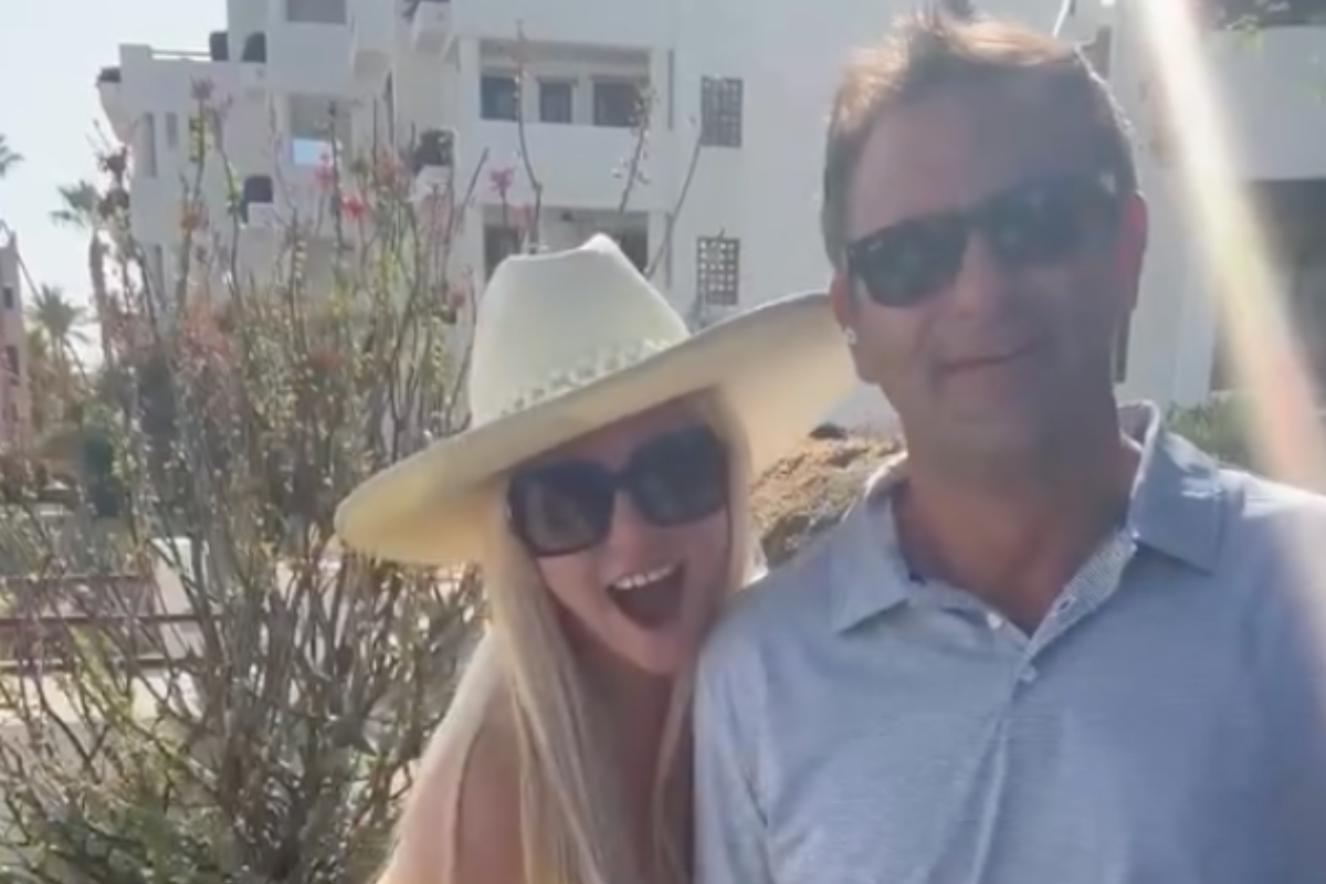 britney-spears-hits-the-bar-during-mexico-vacation-with-brother