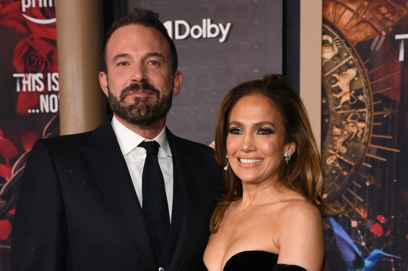 jennifer-lopez-ben-affleck-avoid-touching-lips-in-awkward-kiss-prior-to-his-sons-basketball-game