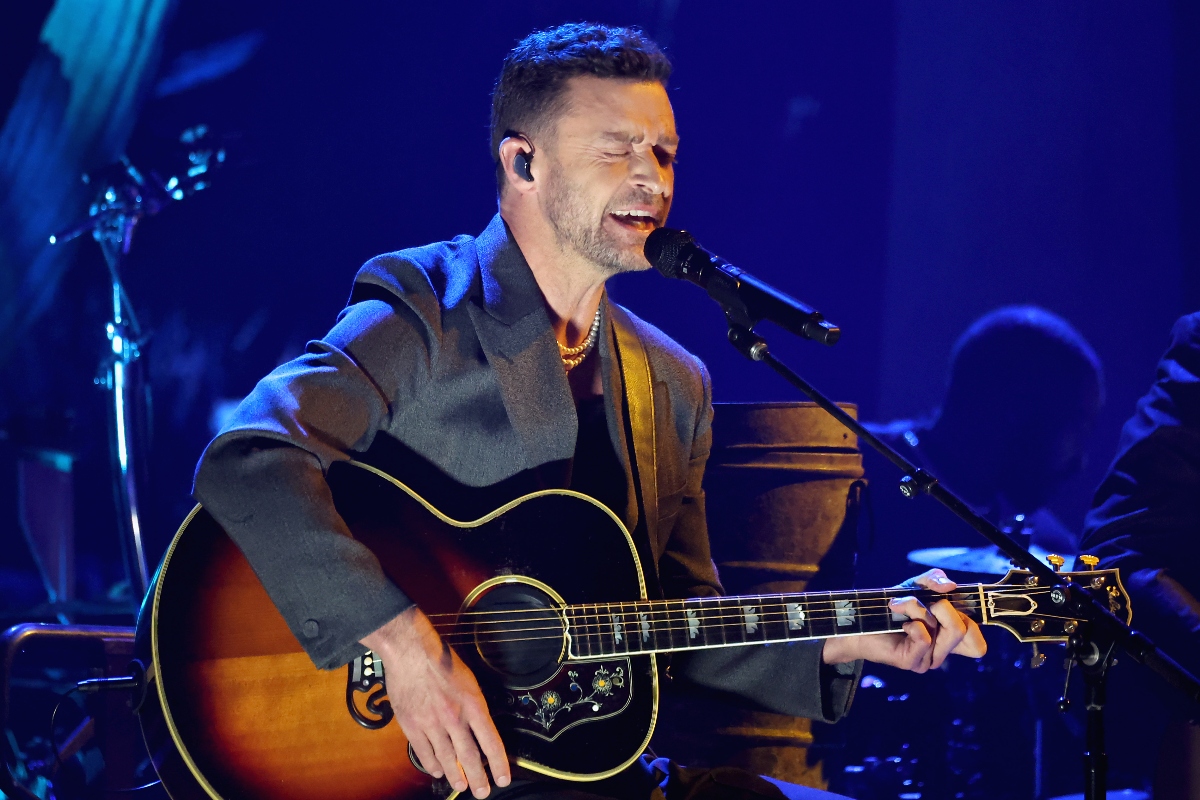 justin-timberlake-stops-texas-show-to-assist-fan-in-the-audience