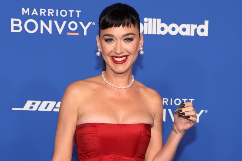 katy-perry-steps-out-in-fur-coat-nothing-else-at-paris-fashion-week