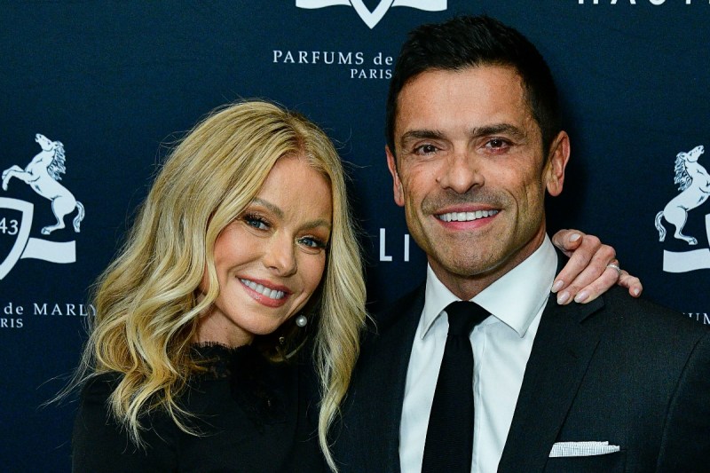 kelly-ripa-reveals-husband-mark-consuelos-hilarious-werewolf-behavior-in-bed