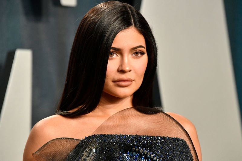 kylie-jenner-breaks-down-crying-after-fans-poke-fun-at-her-looks