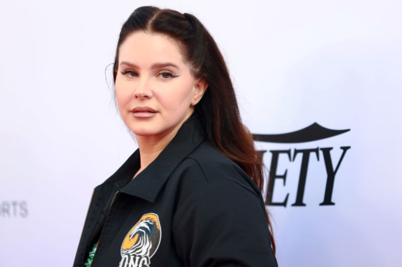 lana-del-rey-tries-to-snatch-phone-from-alleged-stalker-in-wild-video