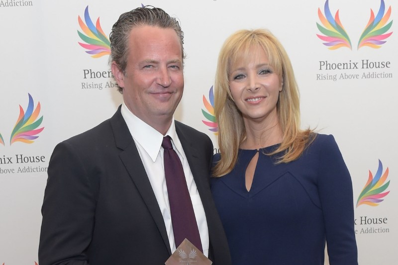 lisa-kudrow-says-shes-rewatching-friends-to-keep-matthew-perrys-memory-alive