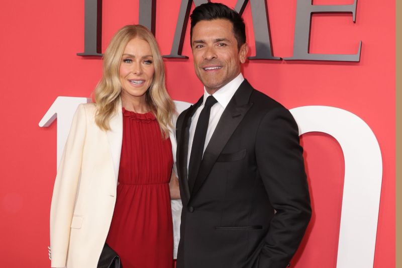 mark-consuelos-encourages-wife-kelly-ripa-to-go-fully-gray-following-hair-dye-struggles
