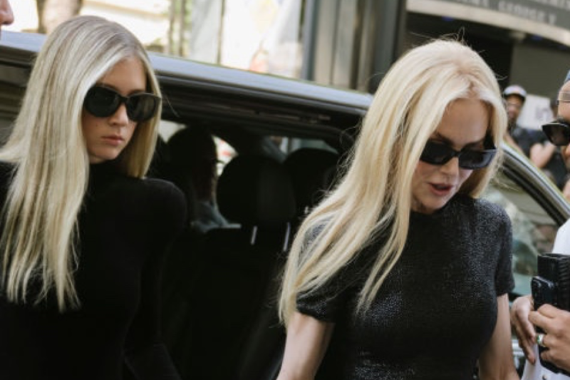 nicole-kidman-steps-out-for-fashion-week-with-lookalike-daughter-15-in-matching-outfits