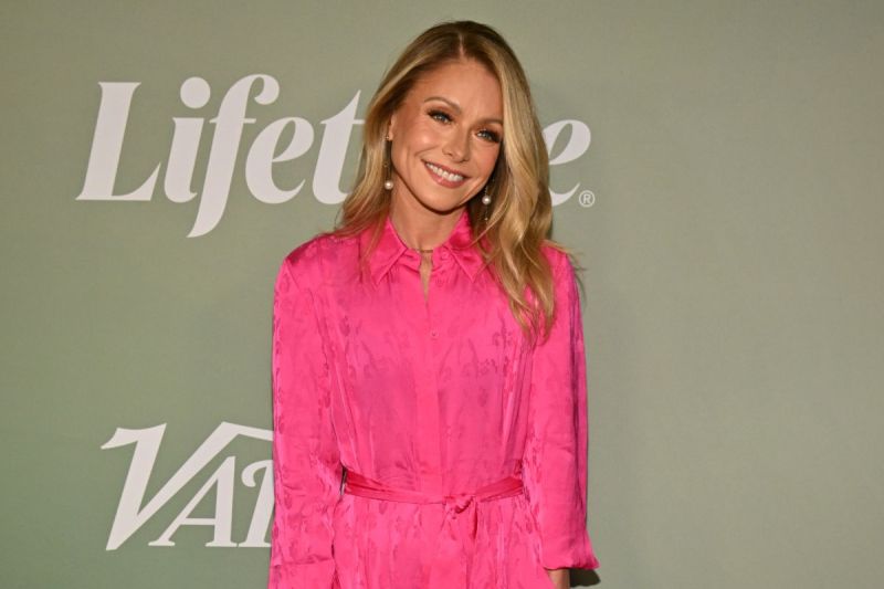 kelly-ripa-has-hilarious-microphone-malfunction-during-live-show-by-my-bosom