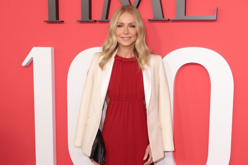 kelly-ripa-says-she-enjoyed-going-to-2nd-base-with-airport-security-frisker