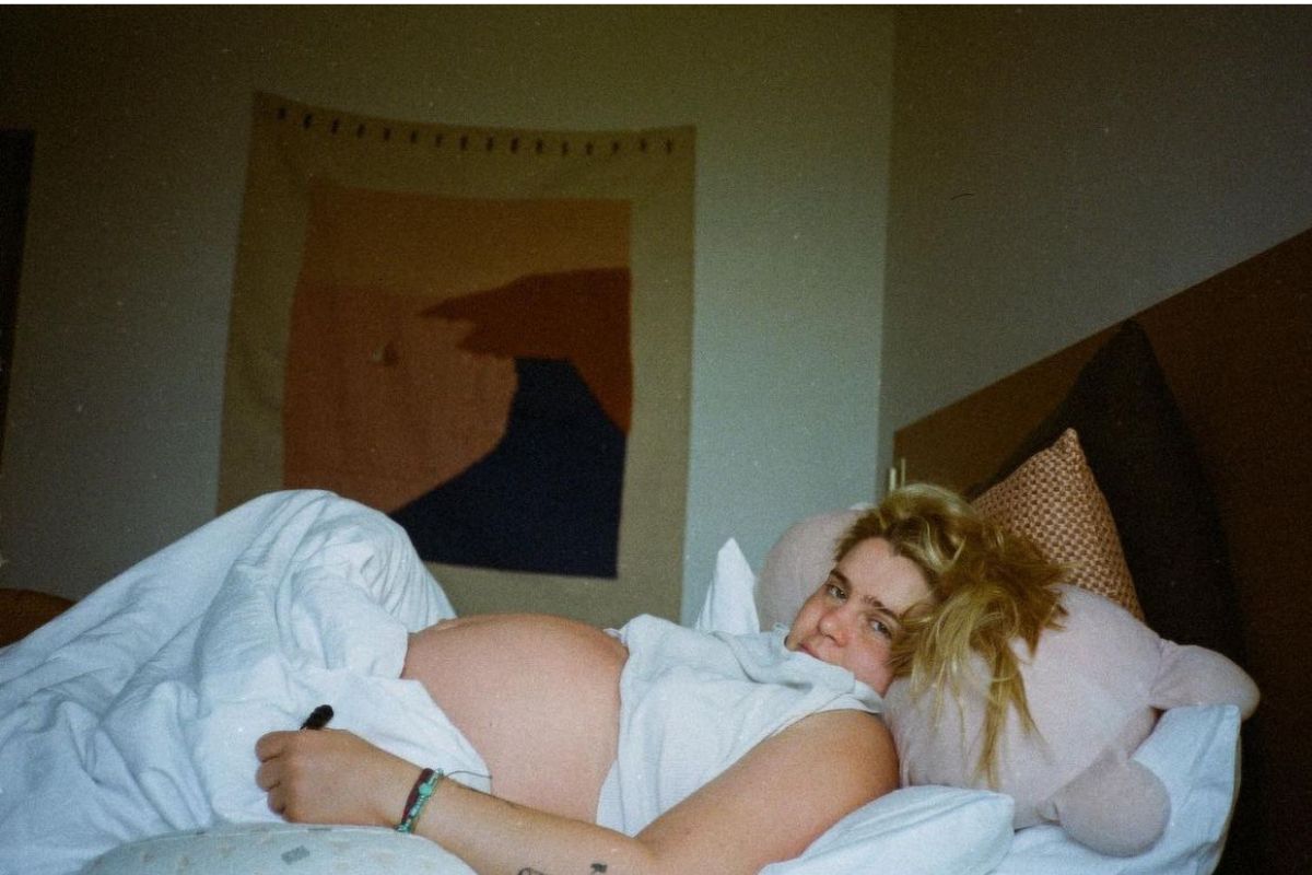 mae-whitman-shares-hilarious-8-month-pregnancy-update-i-am-huge