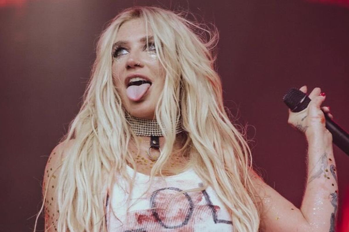 kesha-waved-real-butcher-knife-onstage-in-bloody-lollapalooza-set-after-prop-knife-swap