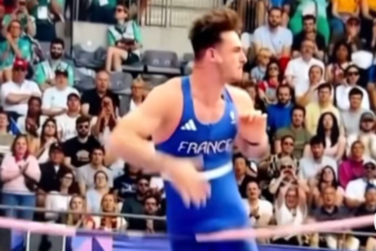 Pole vaulter olympics bulge