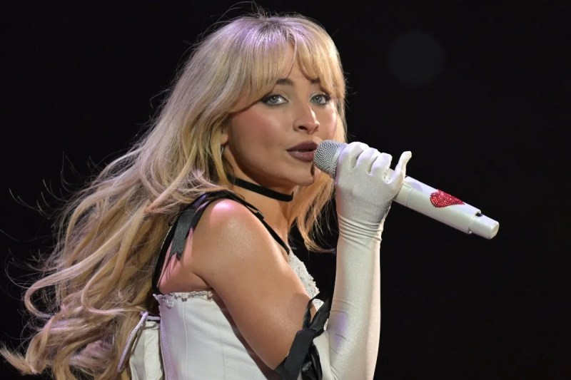 sabrina-carpenter-loses-it-onstage-after-being-spooked-by-pyrotechnics-display-in-hilarious-video