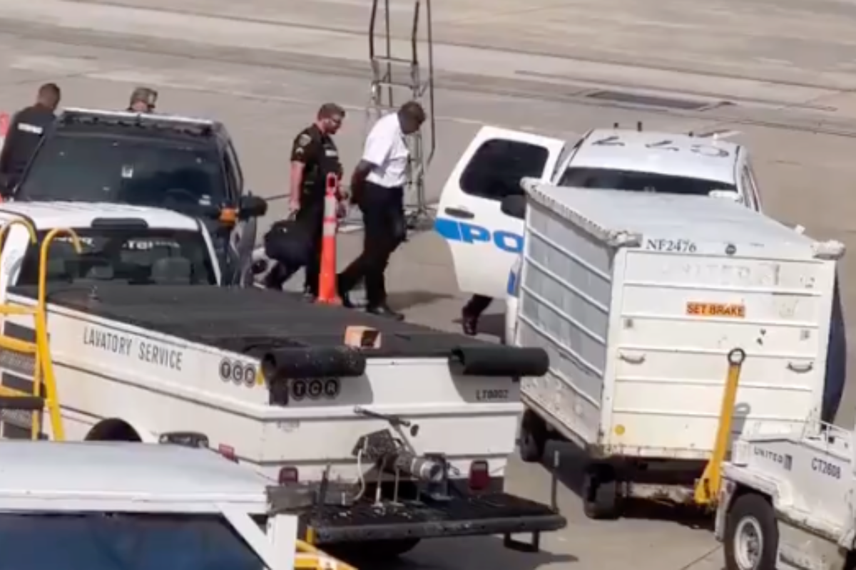 Wanted Pilot Arrested Escorted Off Plane Right Before Takeoff