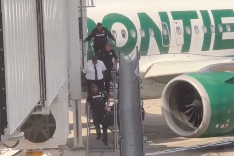 wanted-pilot-arrested-and-escorted-off-plane-moments-before-takeoff
