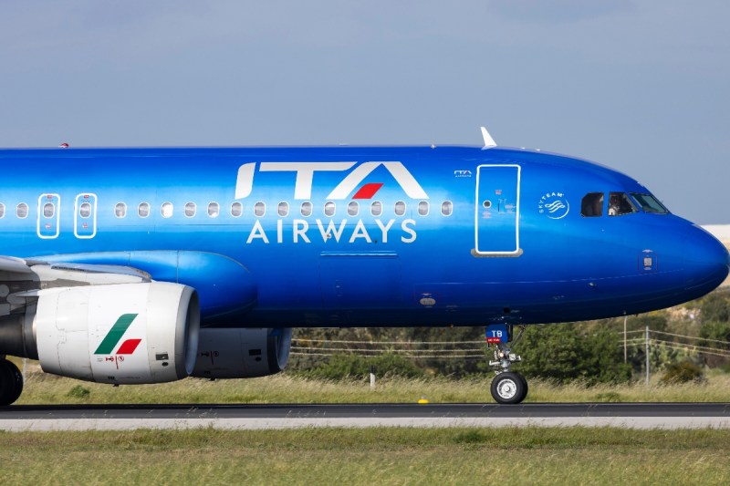 flight-attendant-dies-within-minutes-of-boarding-plane-horrifying-passengers