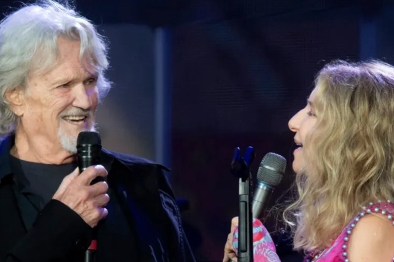 barbra-streisand-remembers-late-costar-kris-kristofferson-in-sweet-tribute